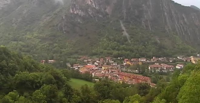 Un oso pardo visita a una familia en Villablino, en León