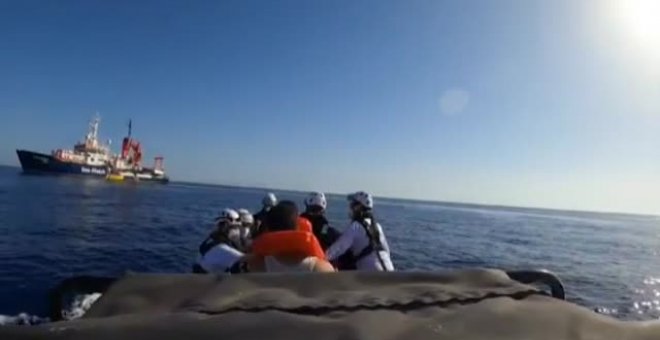 350 migrantes esperan un puerto tras ser rescatados en el Mediterráneo