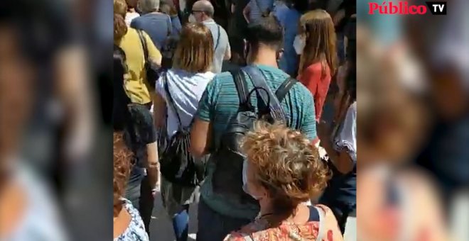 Ayuso y sus aulas seguras con miles de profesores apiñados en la calle