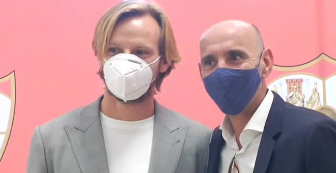 Monchi recibe a Rakitic en el aeropuerto de San Pablo