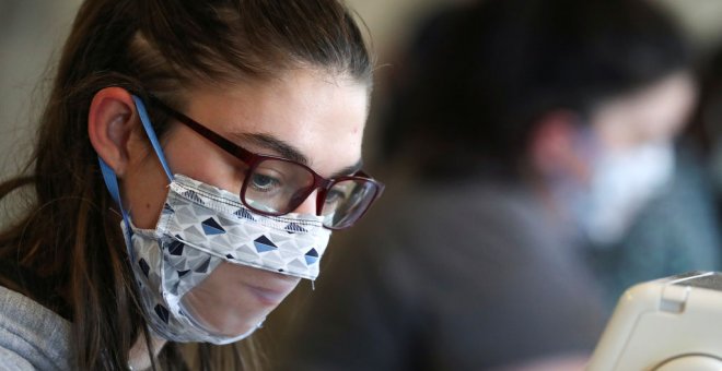 La lucha de las personas con problemas auditivos para lograr mascarillas transparentes