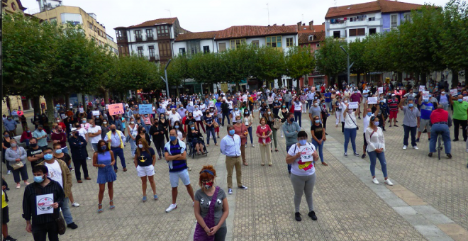 Santoña sale a la calle para protestar por la imposición de abrir los centros educativos