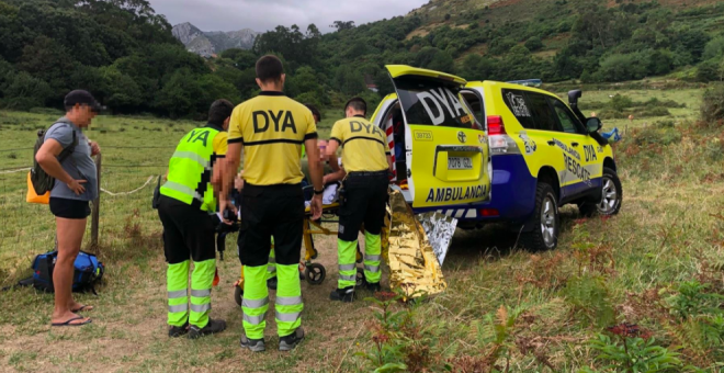 Surfistas rescatan a un bañista con problemas en la playa de Sonabia