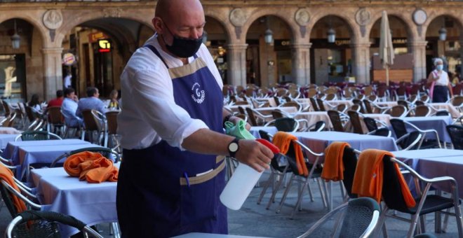 Resistir tras la barra del bar en el verano del coronavirus