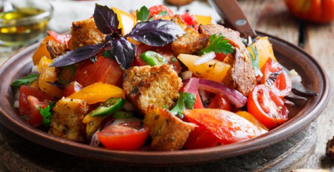 Pato confinado - Receta de panzanella: ensalada toscana que aprovecha el pan duro