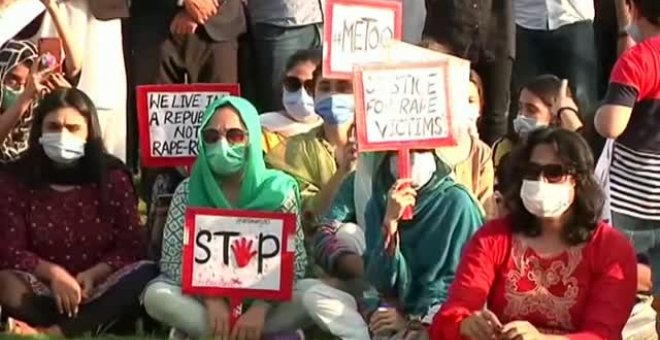 Multitudinarias protestas en Pakistán después de que la Policía culpabilice a una mujer de ser violada