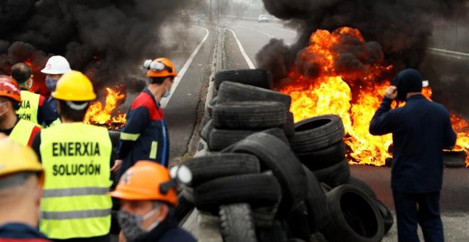 Los trabajadores de Alcoa vuelven a las barricadas, en imágenes