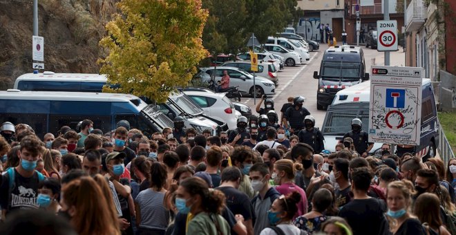 Los Mossos cargan contra los vecinos que trataban de impedir el desahucio de una familia de un piso de Oleguer Pujol