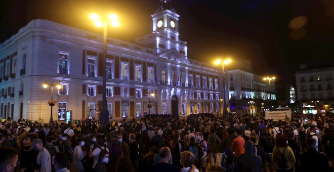 Centenares de personas piden la dimisión de Ayuso por las medidas restrictivas al grito de "Ayuso fascista, eres una clasista"