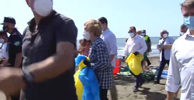 Una voluntaria muy especial para limpiar de basuras la cala del Moral de Málaga