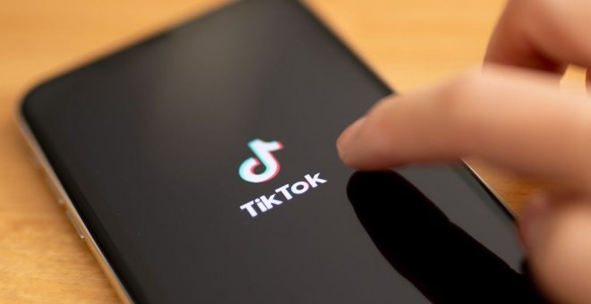 Garzón traslada su preocupación a TikTok, META, Twitter y Youtube por los riesgos de adicción generados por los vídeos infinitos