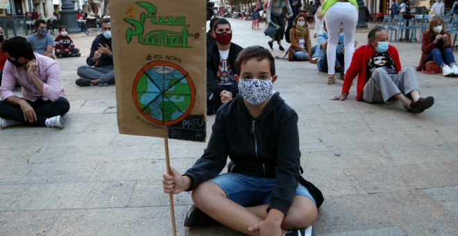 Centenars de persones reclamen accions per aturar l'emergència climàtica