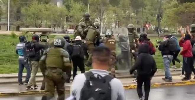 La Policía chilena reprime una manifestación de sanitarios en Santiago