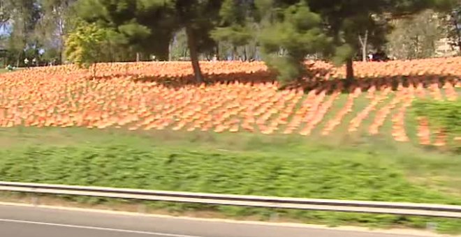 Colocan 53.000 banderas de España en un parque de Madrid por las víctimas del COVID-19