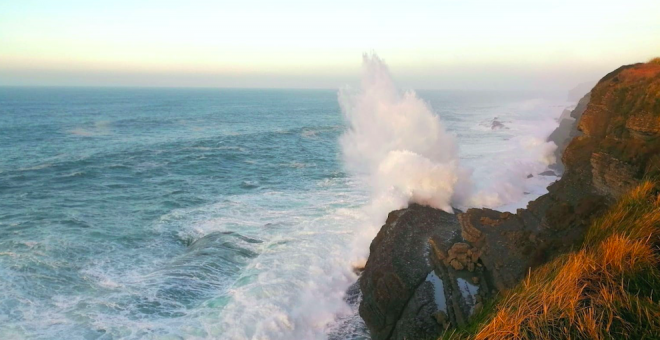 Buscan a un hombre caído al agua en la costa de Suances