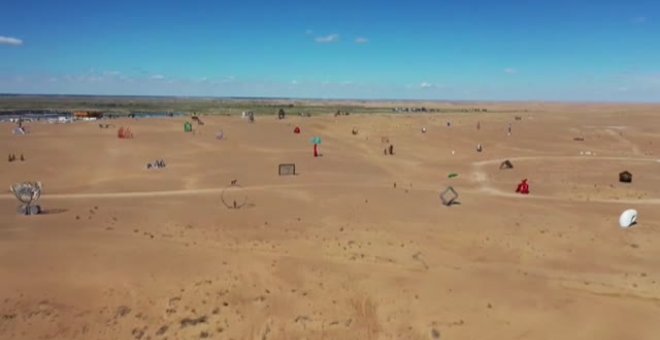 China inaugura el primer museo al aire libre en medio del desierto