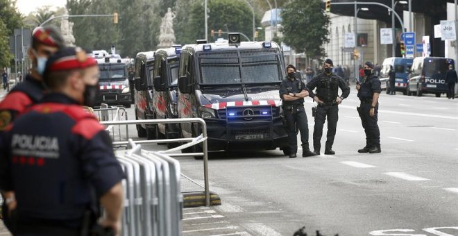 Los antidisturbios de los Mossos irán identificados también por delante y en el casco