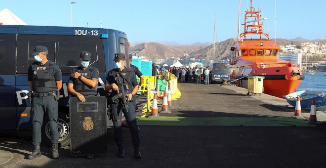 Rescatan a medio centenar de migrantes a la deriva al sur de Gran Canaria