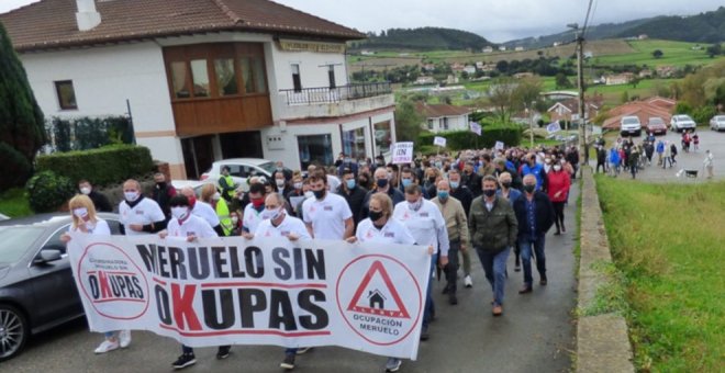 Un okupa se enfrenta, insulta e hizo intención de agredir con un palé a los asistentes a la manifestación antiokupa de Meruelo