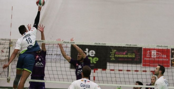 El Voley Textil Santanderina se estrena en casa con derrota