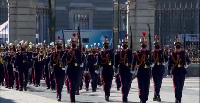 Un desfile reducido y fuera de la visión del público