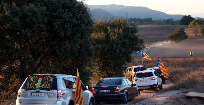 L'ANC denuncia els tres anys de presó de Cuixart i Sànchez amb una marxa de cotxes que encerclen Lledoners