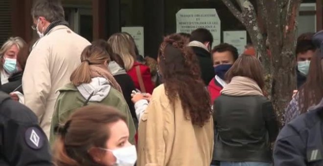 Emotivo homenaje a las puertas del colegio donde daba clase el profesor asesinado en París