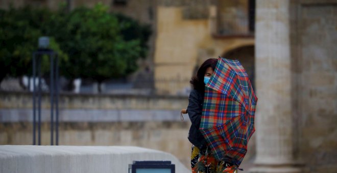 La borrasca Bárbara mantiene diez comunidades en alerta por fuertes rachas de viento y lluvia