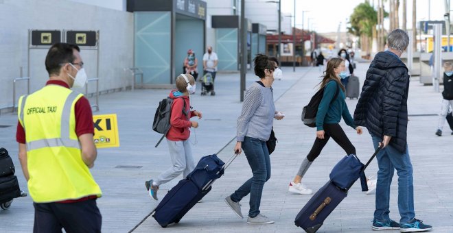 Un pasajero defeca en el suelo del baño del avión y retrasa un vuelo Tenerife-Londres