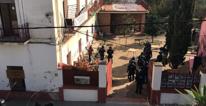 Un enorme dispositiu dels Mossos desallotja la Casa Buenos Aires, a Vallvidrera