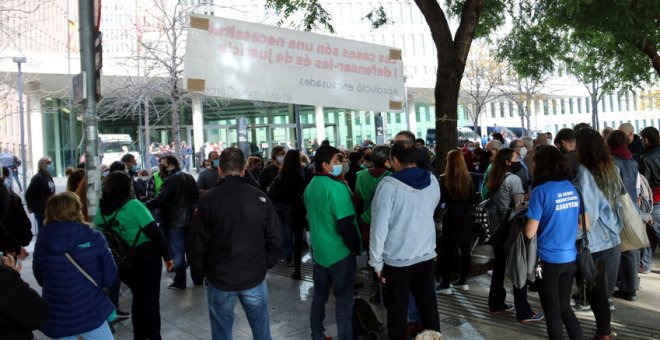 Petició de dos anys de presó per protestar contra els desnonaments ocupant una oficina bancària i enganxant adhesius