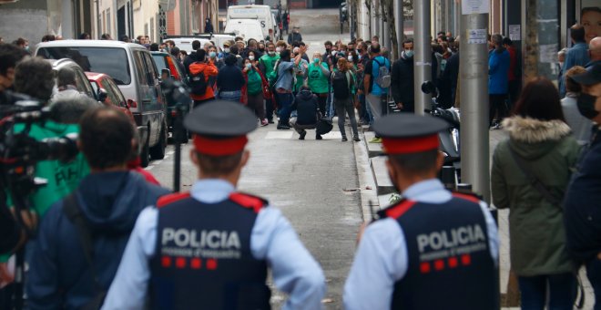 Absolt un agent dels Mossos per la detenció il·legal d'un activista durant un desnonament