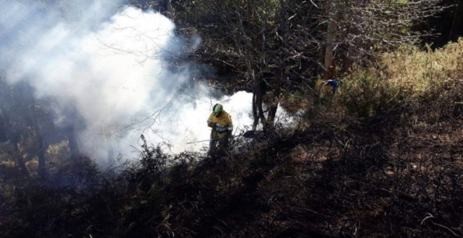 Provocados cinco incendios forestales en las últimas 24 horas en Cantabria, de los que tres permanecen activos