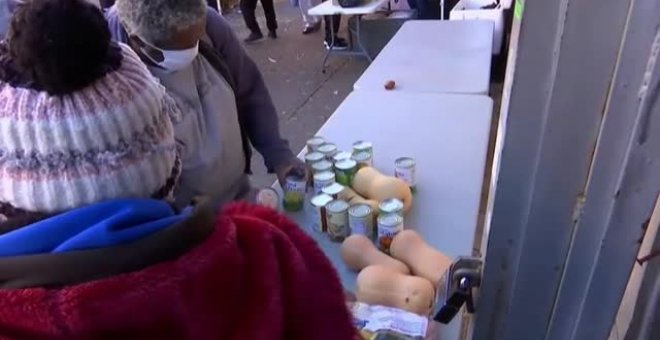 En EEUU los bancos de alimentos reparten comida entre las familias más necesitadas para celebrar el día de Acción de Gracias