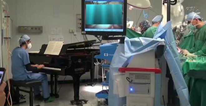 Operan a un niño de diez años de un doble tumor mientras un piano de cola "ameniza" la intervención