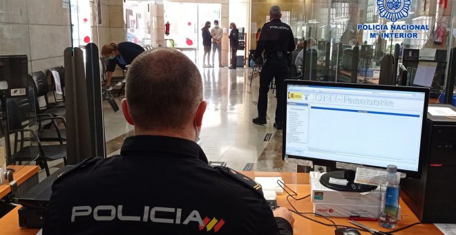 La Policía de Paterna multa y abre expediente de expulsión a dos mujeres que fueron a hacer el DNI a sus hijos