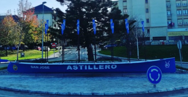 El Ayuntamiento rinde homenaje al mundo del remo con una trainera en una rotonda