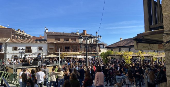 Aglomeraciones y sin distancia seguridad en un concierto en la plaza de Manzanares El Real