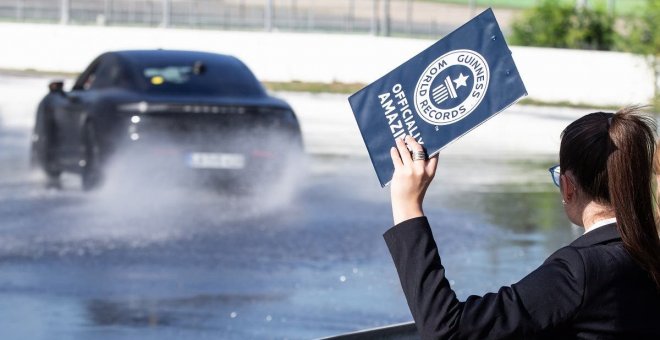 Un Porsche Taycan eléctrico de tracción trasera hace drifting durante más de 42 km