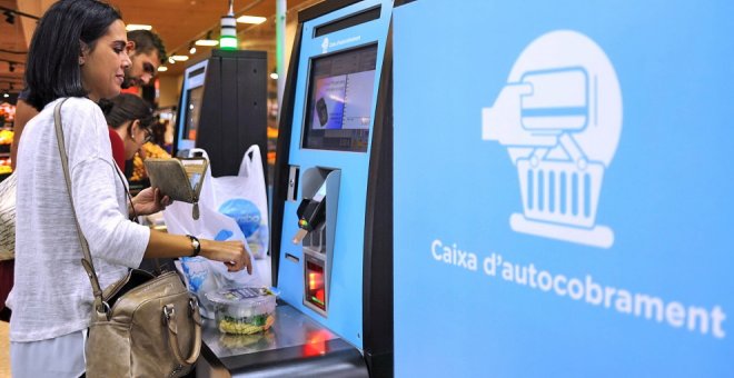 Cómo destruir empleos mientras llenas el depósito del coche, vas al banco o autocobras en Carrefour