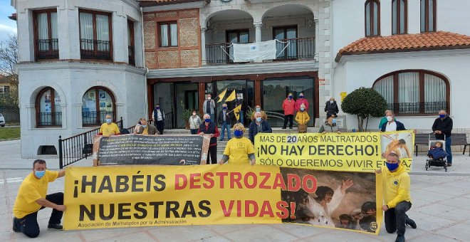 Los afectados por sentencias de derribo se concentran en Argoños para exigir "no más engaños"