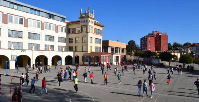 Los docentes y los trabajadores de entornos cerrados se vacunarán en la segunda fase, que arrancará en marzo