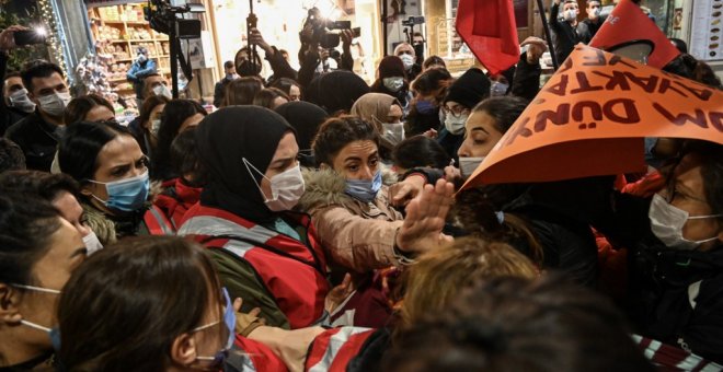 La Policía turca impide una marcha contra la violencia machista en Estambul