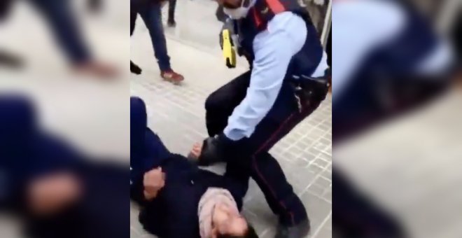 Los Mossos reducen a una joven con una pistola Taser en Sabadell