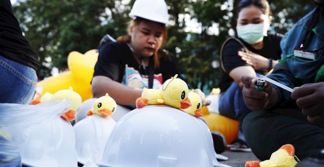 Desde patos a dinosaurios: los símbolos de las protestas contra la monarquía en Tailandia