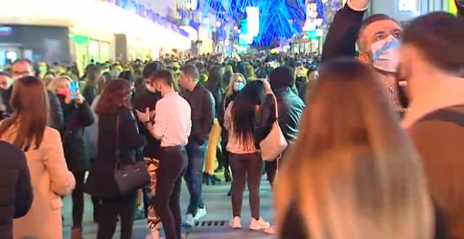 Las calles de Madrid se llenan en el primer fin de semana con luces de Navidad