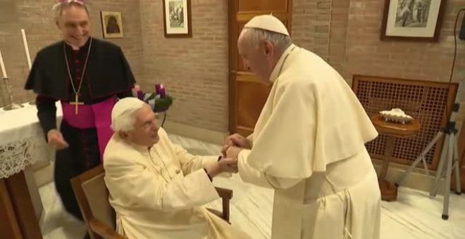 El Papa Francisco visita al ex Papa Benedicto XVI con los nuevos cardenales