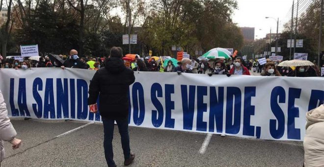 Una contundente Marea Blanca rechaza la gestión sanitaria del Gobierno de Ayuso