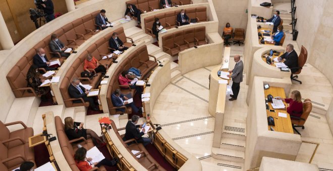 Pruebas COVID en farmacias, memoria histórica y defensa del castellano, a debate este lunes en el Parlamento