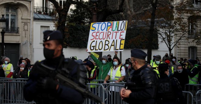 Imputados cuatro policías franceses por propinar una paliza a un hombre negro